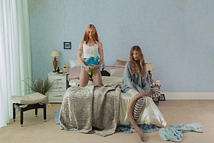 「ウェット・レッグ、2ndアルバム『moisturizer』完成＆新曲「catch these fists」MV公開」