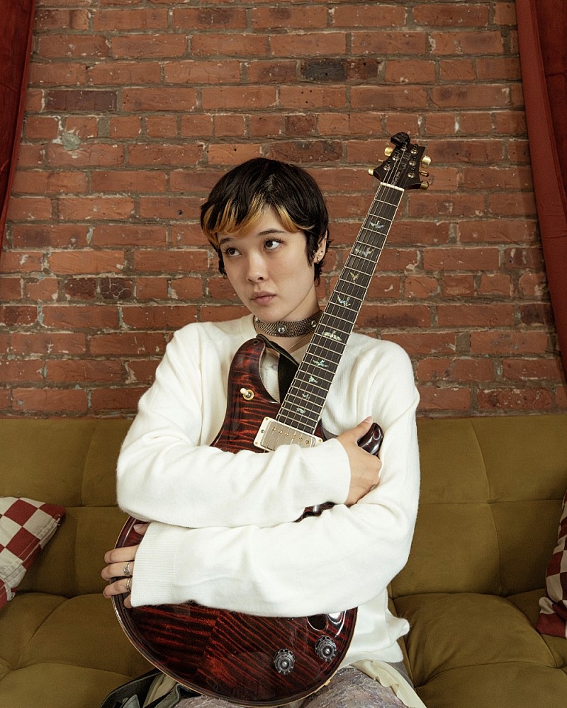 メイ・シモネス、妹や愛犬が登場する新曲「Zarigani」のMV公開