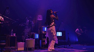 「eill、メジャーデビュー・シングル「ここで息をして」のライブ映像公開」