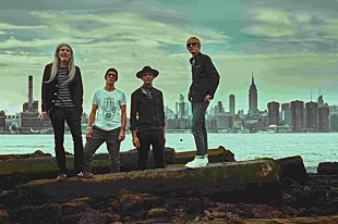 「クーラ・シェイカー、ミステリアスかつ軽快な新曲「Charge of the Light Brigade」公開」