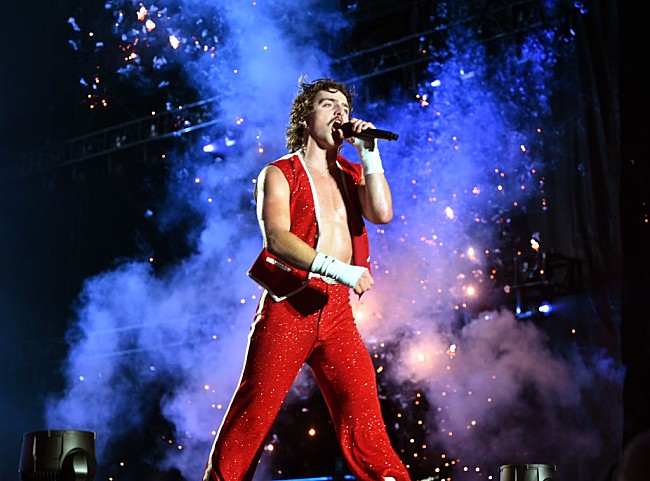 「ベンソン・ブーン、【コーチェラ】で共演した“伝説的な”ブライアン・メイへの観客の反応を揶揄」1枚目/1