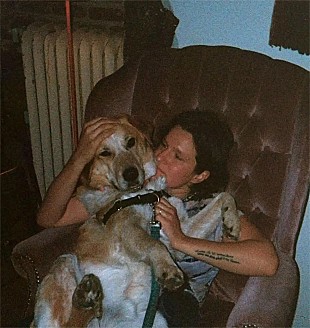 「ビッグ・シーフのエイドリアン・レンカー、43曲入りライブ作品より「happiness」公開」