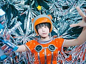 「ano、劇場版『僕とロボコ』主題歌のMVメイキング映像を公開」1枚目/3