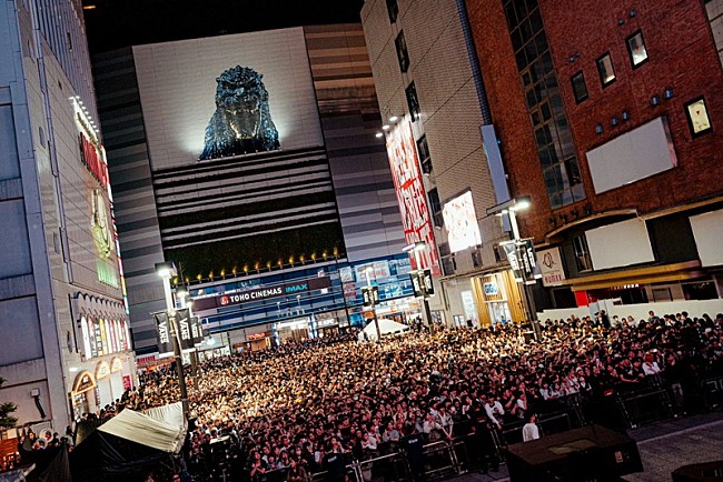 「King Gnu、歌舞伎町フリーライブで「TWILIGHT!!!」などパフォーマンス」1枚目/9