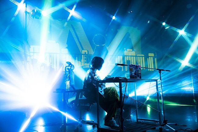 「＜ライブレポート＞水槽　「死ななくて良かった」と言えた夜――【FLTR】＝“FROM LAPTOP TO ROOFTOP”に込めた、生の肯定とその先へ」1枚目/11