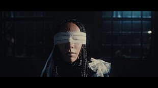 「女王蜂、楽曲「悪」を示唆に富む映像で表現」