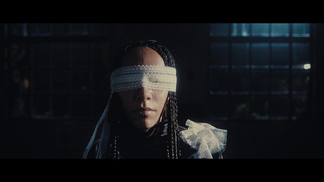 「女王蜂、楽曲「悪」を示唆に富む映像で表現」1枚目/4