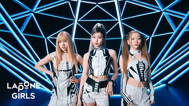 「IS:SUE、新曲「SHINING」MVでブロンドヘアや“Wダンス”披露」1枚目/16