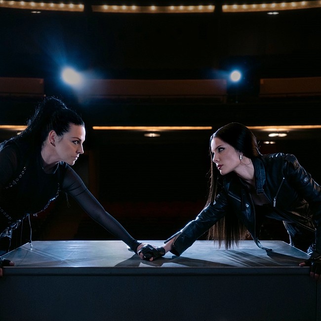 「ホールジー、エヴァネッセンスのエイミー・リーとのコラボ曲「ハンド・ザット・フィーズ」公開」1枚目/2