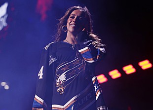 「テイト・マクレー、テイラー・スウィフト「the 1」をサウンドチェックでカバー」