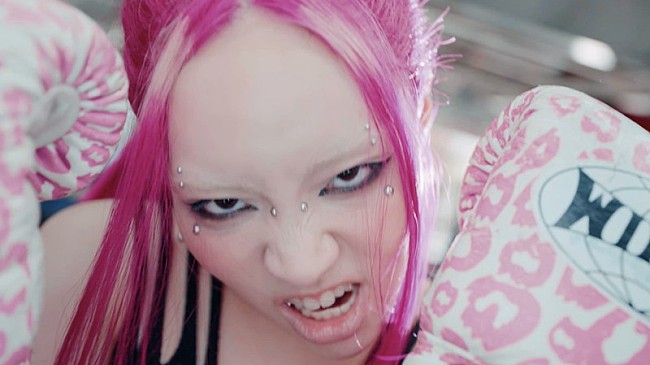 「ちゃんみな、沢村一樹／竹内力／那須川天心も登場する「WORK HARD」MV公開」1枚目/4