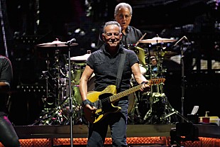 「ブルース・スプリングスティーン、最新ツアー初日に“無能で裏切り者の”トランプ政権を痛烈に批判」