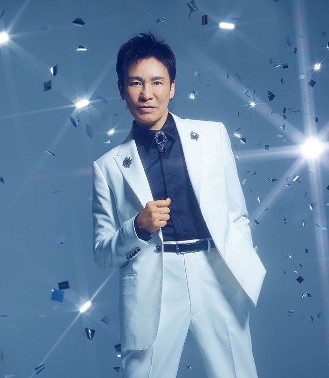 「郷ひろみ、アイドルとしての魅力が光る「最強無敵のDong Dong Dong!」MVで“ドンドン・ダンス”」1枚目/2