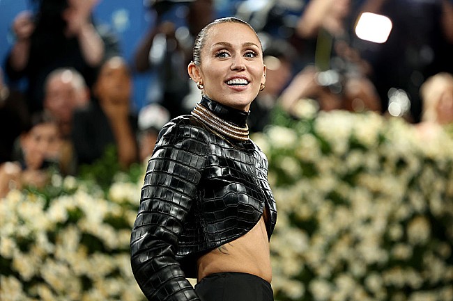 「マイリー・サイラス、酒／薬物を断ち続ける意味＆【グラミー賞】受賞が“癒やし”になった理由について語る」1枚目/1