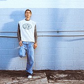 「mgk、新曲はキャッチーなサマー・アンセム＆MVでダンス披露」1枚目/1