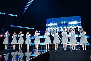 「日向坂46、五期生10人が【おもてなし会】で初パフォーマンス「これからも日向坂46とおひさまのみなさんが、手を繋いで全力で日向坂を駆け上っていけますように」」
