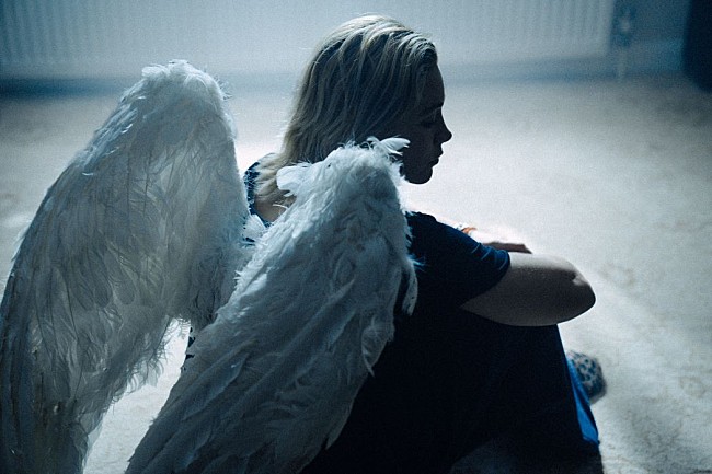 「ヤングブラッド、新曲「ゾンビ」のMV公開　フローレンス・ピュー出演」1枚目/3