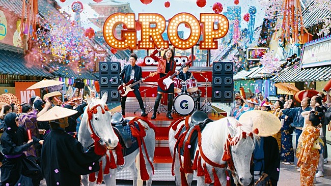 「川口春奈が率いるロックバンドが“NEO江戸”の世界でライブ、グロップ新CM」1枚目/7