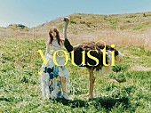 「yousti（小林由依）、1stミニアルバムのジャケットをダチョウと撮影」1枚目/4