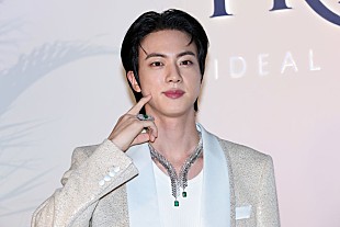 「BTSのJIN、ブルーノ・マーズとコラボしたいと子犬と戯れながら語る」