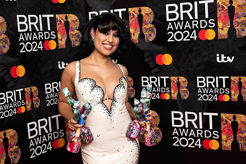 レイ、故エイミー・ワインハウスと比較されたことでマーク・ロンソンとのコラボが怖かったと告白 