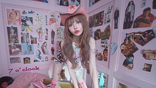 「戦慄かなの、はしメロ提供曲「7 o'clock」MVテーマは“女性の自立”」