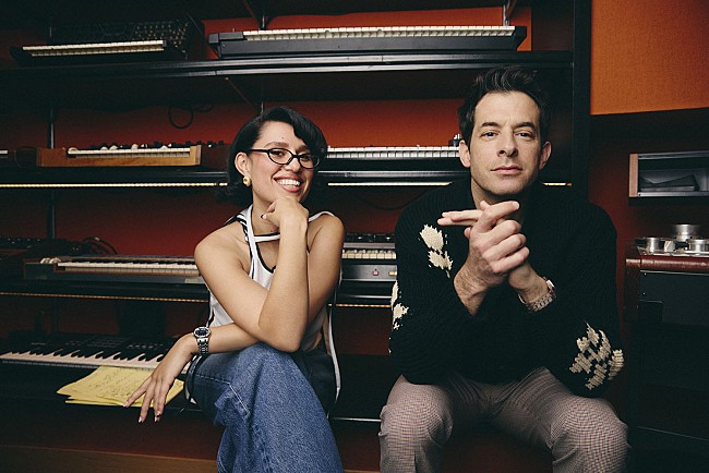 「マーク・ロンソン、レイを迎えた新曲「Suzanne」公開」1枚目/2