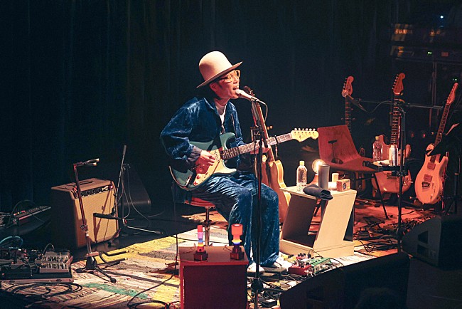 「＜ライブレポート＞ハナレグミが弾き語りで初ビルボードライブ公演　思い出深い憧れの会場で両親にも届けた笑顔あふれるステージ【faraway so close 2025】」1枚目/19