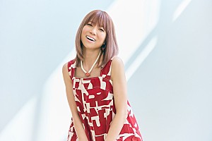 hitomi、「LOVE 2000」トークと楽曲を組み合わせた『TALKIN' ABOUT