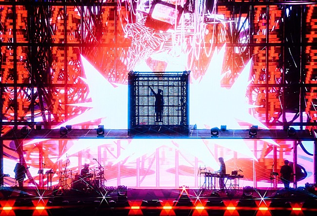 「Ado、自身2度目のワールドツアー開催中　約2万人を動員するパリ・Accor Arena公演は日本人初のソールドアウト」1枚目/7