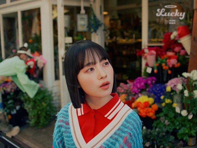 「TOMOO、ダンスシーンも含むユニークな「LUCKY」MV公開」1枚目/4