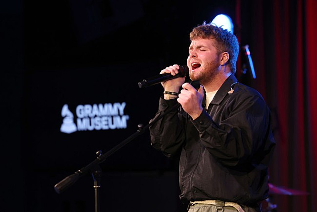 「アレックス・ウォーレン、ビリー・アイリッシュに楽曲を書いたが彼女は“絶対にやってくれないだろう”と語る」1枚目/1