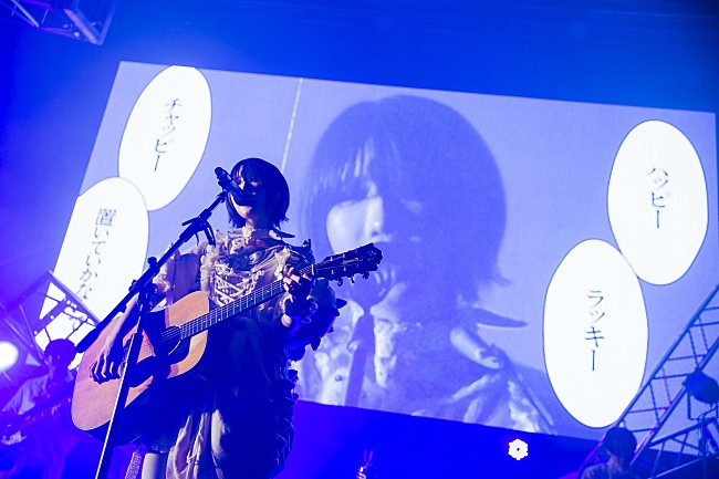 「ano、アニメ『タコピーの原罪』オープニングテーマ「ハッピーラッキーチャッピー」のツアーファイナルのライブ映像を公開」1枚目/1