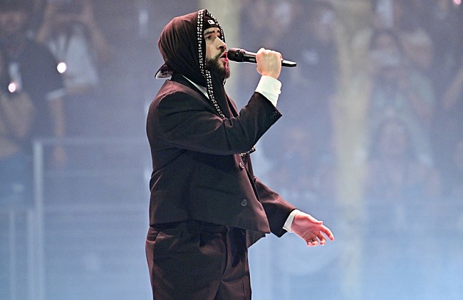 「バッド・バニー、新曲「NUEVAYol」MVで移民支援のメッセージ「力を合わせれば、私たちはより強くなる」」1枚目/1