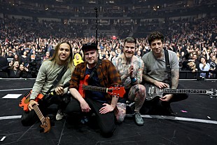 「フォール・アウト・ボーイのジョー・トローマン、右手手術のため2025年内のバンド活動休止」