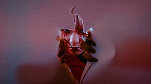 「4s4ki、赤い宝石＆異世界をテーマにした「演者」MV公開　アニメ『強くてニューサーガ』OPテーマ」