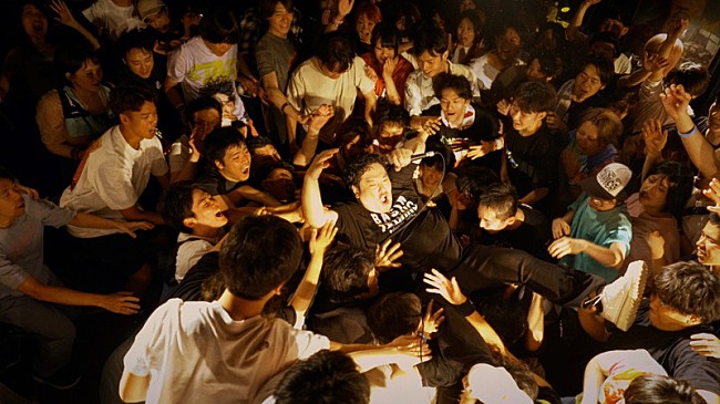 「岡崎体育、dustboxと共演する「Suffer」MVは寿司くん監督」1枚目/6