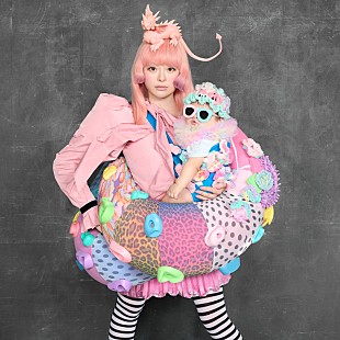 「きゃりーぱみゅぱみゅ、 実の子と新曲「KURU KURU HARAJUKU」で初共演」