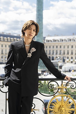 「神宮寺勇太（Number_i）、バラのブローチを纏ったジャケットスタイルでパリへ」