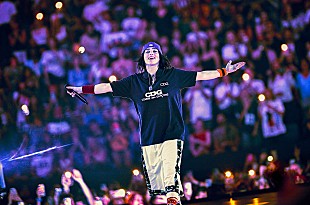 「ビリー・アイリッシュ、スタジオでフィニアスと“誰よりも残酷な言葉”を言い合う理由を明かす」