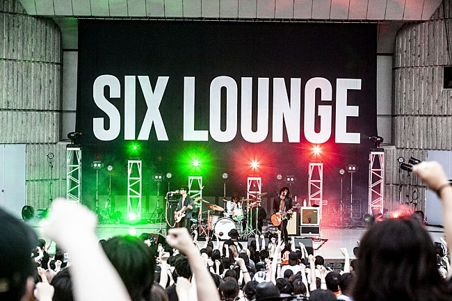 「＜ライブレポート＞SIX LOUNGE、初めての日比谷野音で鳴らした“ロックンロールの真髄”――汗も風も味方にした【“Do You Love Me?” TOUR】ファイナル」1枚目/5