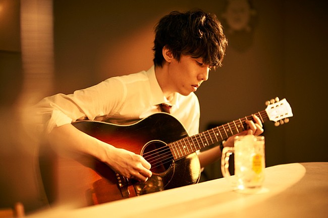 「野田洋次郎、サントリー『角瓶』新CMで「ウイスキーが、お好きでしょ」を弾き語り」1枚目/2