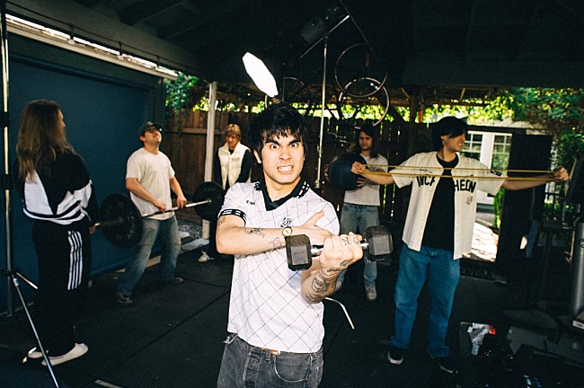 「ザ・ソフス、自身の弱さや過去の過ちをさらけ出した「DEATH IN THE FAMILY」MV公開」1枚目/2