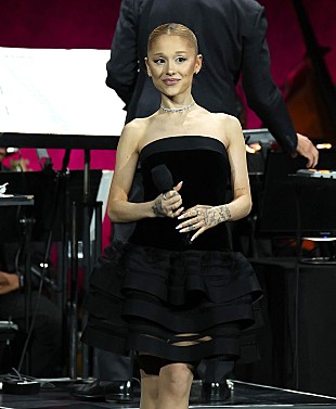 「アリアナ・グランデ、来年ファンのために歌う計画を立てていると投稿」