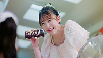 明治おかし大使”のFRUITS ZIPPER、夏休みのおうち時間をお菓子で楽しむ