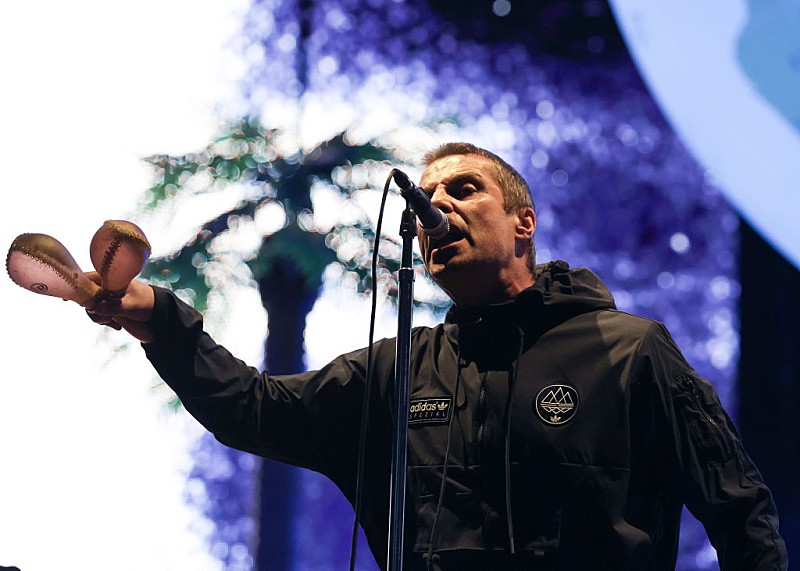 リアム・ギャラガー、ライブMCでコールドプレイの“嫌味な”大型スクリーン不倫発覚騒動をからかう 