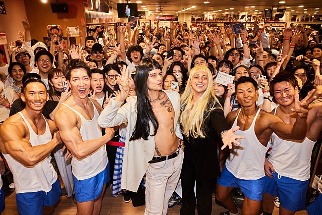 「カトリエル＆パコ・アモロソが初来日、至近距離サプライズライブにファン熱狂」1枚目/3