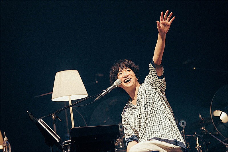 「石崎ひゅーい、ホールツアーに続き弾き語りツアーへ」1枚目/3