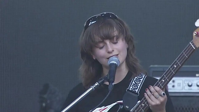 「ブラック・カントリー・ニュー・ロード、2022年フジロックより「Dancers」パフォーマンス映像公開」1枚目/1