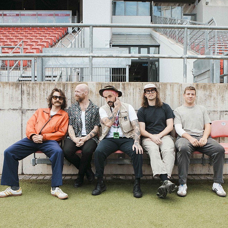 「アイドルズ、新曲「Rabbit Run」をダーレン・アロノフスキー監督の新作映画『Caught Stealing』に提供」1枚目/1